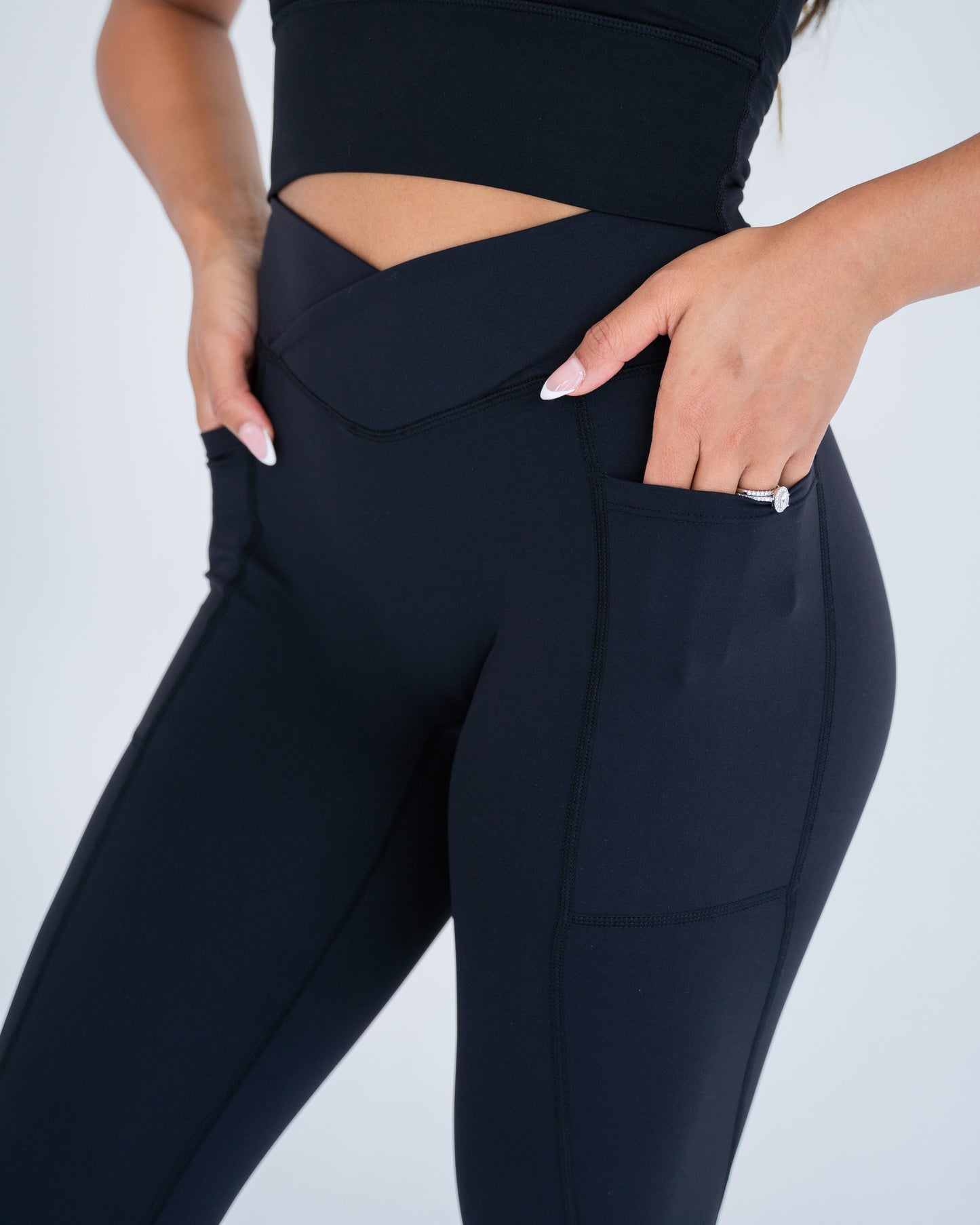 Aziz Leggings with pockets- Black